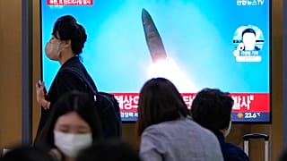 Ecran de télé à Séoul (Corée du Sud) montrant un tir de missile nord-coréen, le 28/09/2022