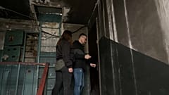 Anastasia et Roman Akulenko ouvrent la porte de leur appartement à Irpin dans la banlieue de Kyiv en Ukraine.