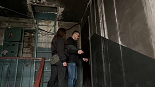 Anastasia et Roman Akulenko ouvrent la porte de leur appartement à Irpin dans la banlieue de Kyiv en Ukraine.