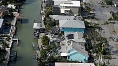 A hurrikán által megrongált házak a floridai Fort Myers Beach-en