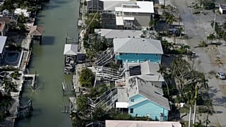 A hurrikán által megrongált házak a floridai Fort Myers Beach-en