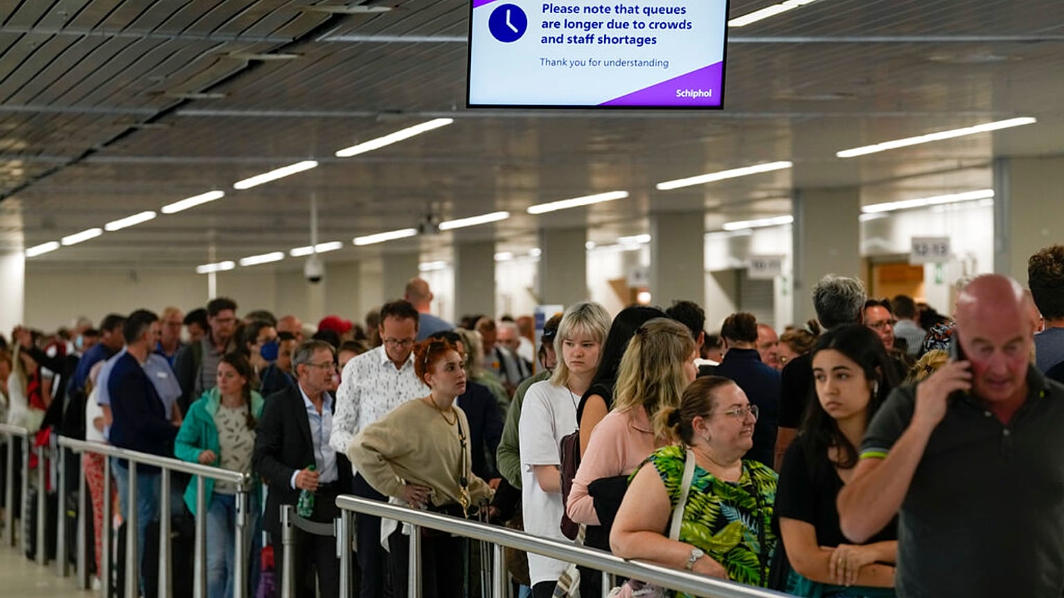 Amsterdam Schiphol Havaalanı'nda güvenlik kontrolünü geçmek için kuyrukta bekleyen yolcular 