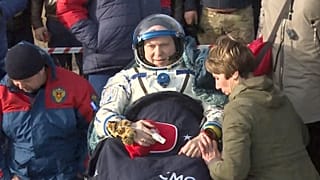 Le cosmonaute russe Oleg Artemiev est assis dans une chaine juste après avoir atterri au Kazakhstan le 29 septembre 2022. 