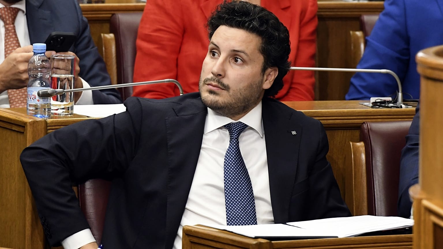 Dritan Abazovic miniszterelnök a podgoricai parlamentben