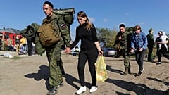 Ρώσοι νεοσύλλεκτοι με  τις συζύγους τους περπατούν για να πάρουν τρένο σε σιδηροδρομικό σταθμό στο Prudboi, του Βόλγκογκραντ, 29/9/2022