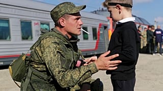 Mobilmachung in Russland: Vater spricht vor der Abreise mit seinem Sohn