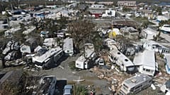 Casas móviles dañadas yacen dispersas tras el paso del huracán Ian, en la isla de San Carlos, en Fort Myers Beach, Florida, el 29 de septiembre de 2022.