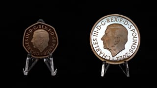 Les nouvelle pièces à l’effigie de Charles III, celle de 50 pence ( à gauche) et celle commémorative de 5 livres (à droite), lors de leur présentation le 29/9/2022 à Londres