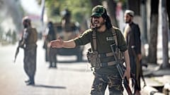صورة أرشيفية لمقاتلين من حركة طالبان يقفون يحرسون موقع انفجار قرب مسجد في العاصمة الأفغانية، كابول، 23 سبتمبر ، 2022. 