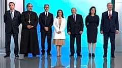 Los seis candidatos a la presidencia de Brasil junto al moderador del debate