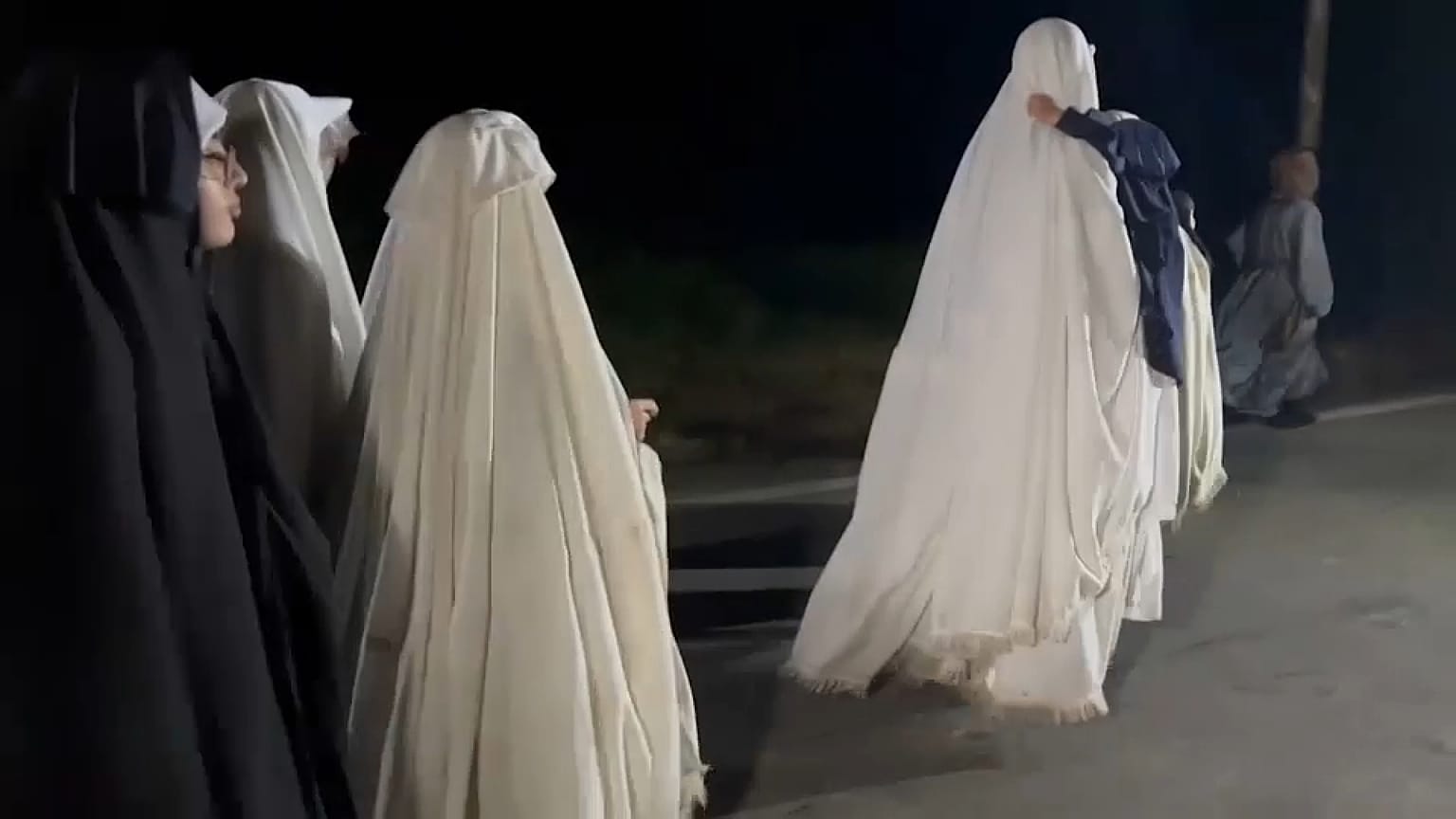 El motín comenzó cuando los menores detenidos y mujeres empezaron a empujar a los guardias de seguridad la noche del 29 de septiembre de 2022.