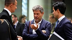 Deutschlands Wirtschaftsminister Robert Habeck im Gespräch mit europäischen Kollegen