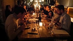 Tolles Essen im Dunkeln - ein Weg aus der Energiekrise?
