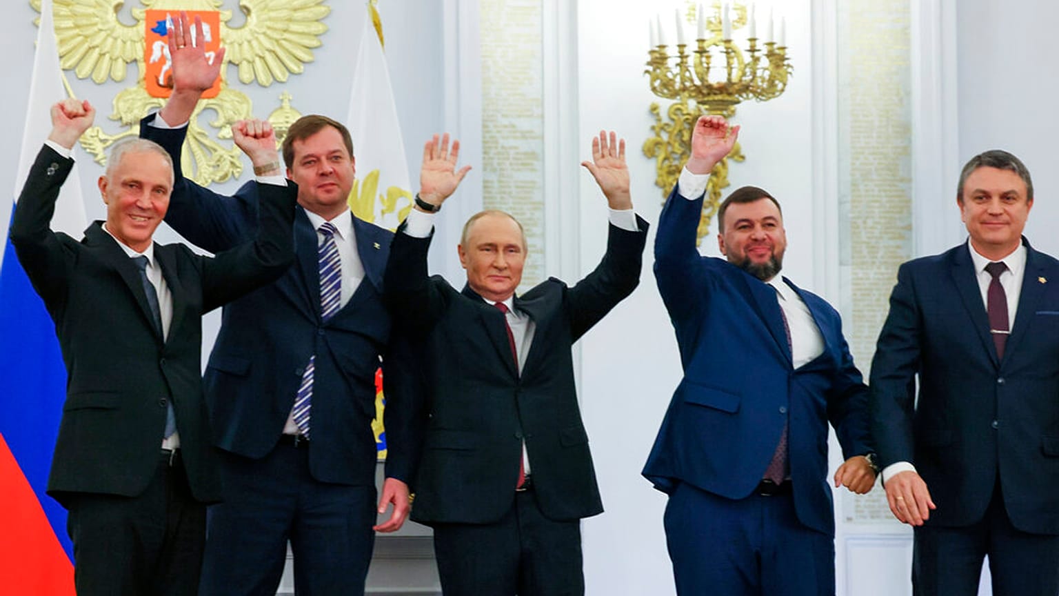 El presidente ruso, Vladímir Putin, alza los brazos junto a los cuatro líderes prorrusos de los territorios ucranianos anexionados