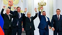 El presidente ruso, Vladímir Putin, alza los brazos junto a los cuatro líderes prorrusos de los territorios ucranianos anexionados