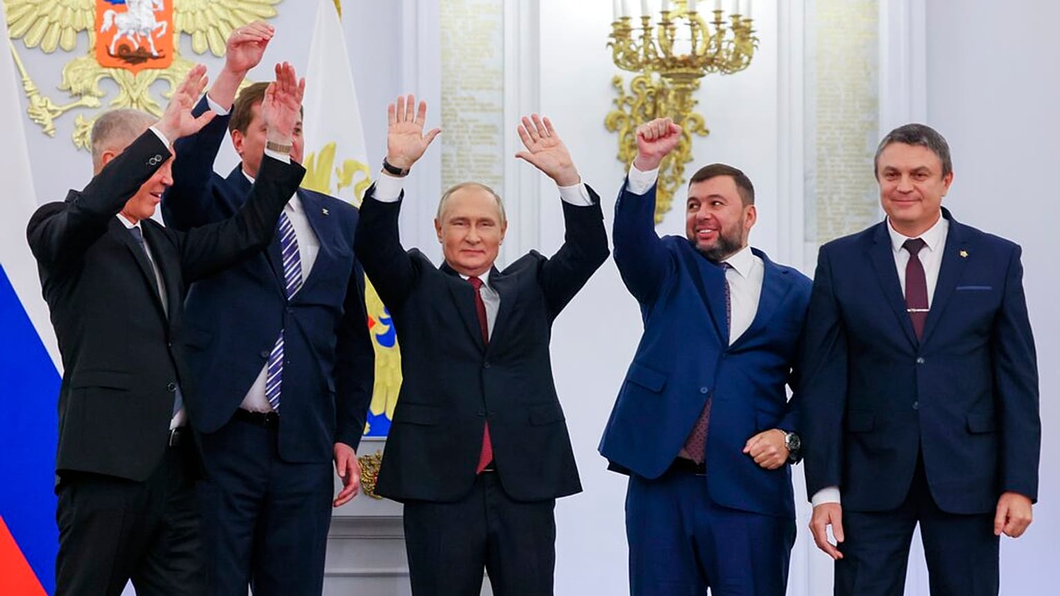 Vlagyimir Putyin orosz elnök és az elcsatolt területek tisztviselői az annektálás bejelentésekor