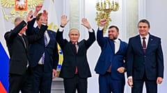 Vlagyimir Putyin orosz elnök és az elcsatolt területek tisztviselői az annektálás bejelentésekor