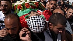 فلسطينيون يشيعون جثمان محمد الشهام في مخيم قلنديا للاجئين بالضفة الغربية المحتلة، شمال رام الله، 30 سبتمبر 2022.