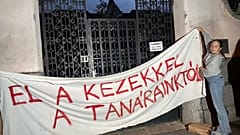 Vásznak feszítettek ki a gimnázium főbejáratára