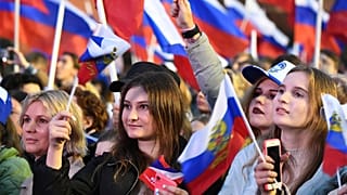 Orosz zászlót lengető résztvevők a Vörös téren