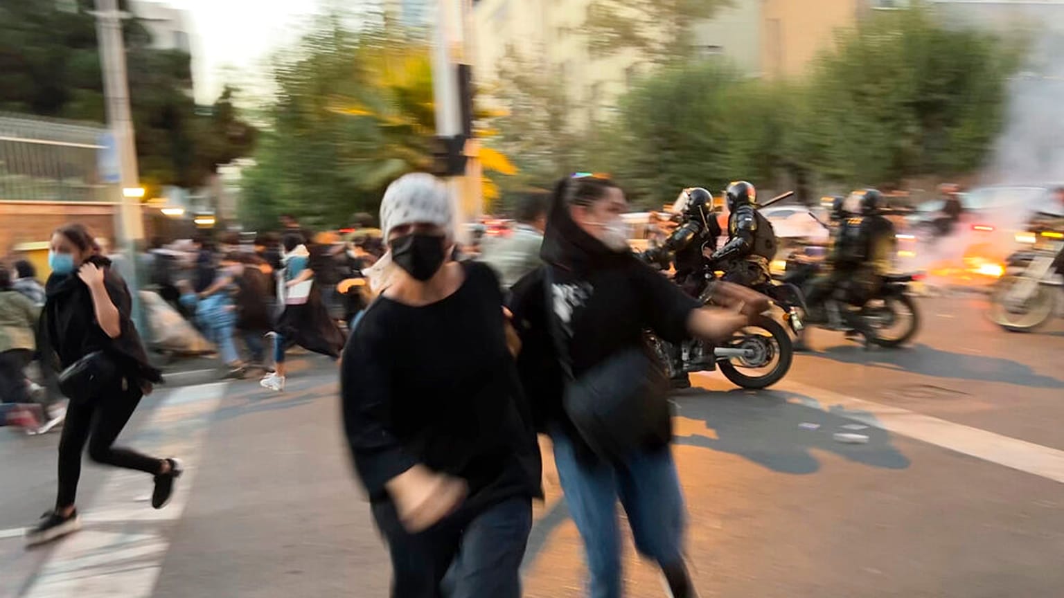 Tahran'da Mahsa Amini'nin ölümünü protesto eden İranlılar