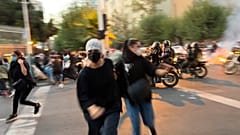 Tahran'da Mahsa Amini'nin ölümünü protesto eden İranlılar