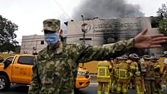 Un soldado delante del Tribunal de Justicia Electoral en llamas, Asunción, Paraguay