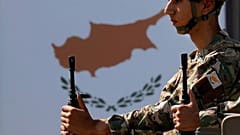 Κύπριος στρατιώτης κατά τη διάρκεια της στρατιωτικής παρέλασης για την 62η επέτειο της ανεξαρτησίας της Κύπρου