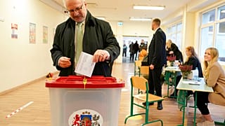 Президент Латвии Эгилс Левитс голосует на избирательном участке во время всеобщих выборов в Риге, Латвия, суббота, 1 октября 2022 г.