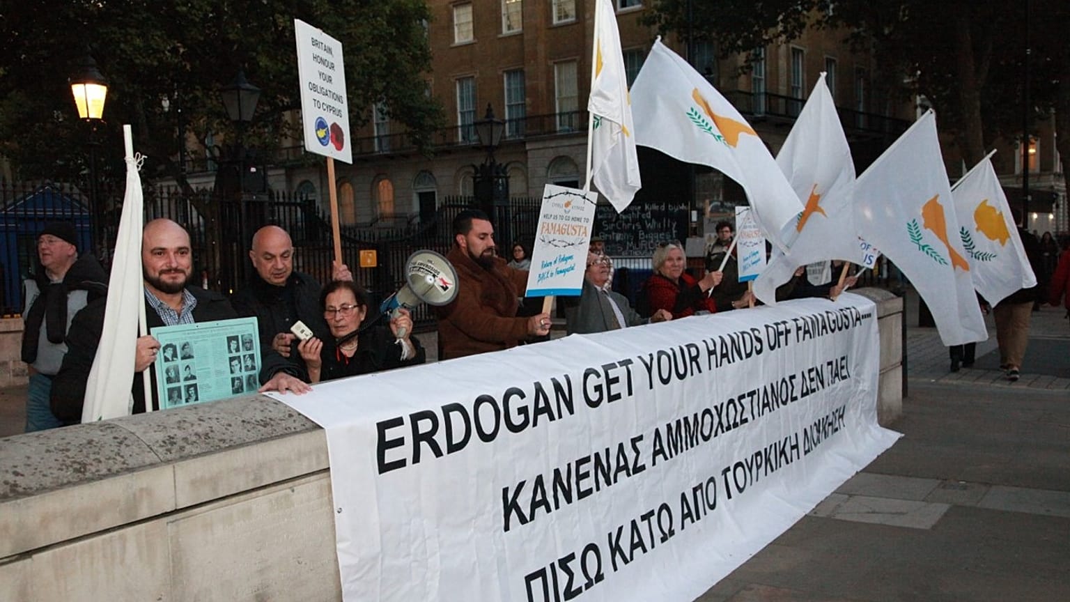 Ο Σύλλογος Αμμοχωστιανών Μεγάλης Βρετανίας διαδηλώνει έξω από την Ντάουνιγκ Στριτ στο Λονδίνο