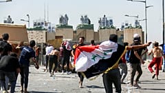 القوات الأمنية العراقية تضع ثلاثة حواجز من الكتل الخرسانية على جسر الجمهورية المؤدي إلى المنطقة الخضراء 01/10/2022
