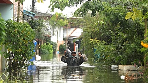 Un homme au milieu des inondations dans la province d'Ubon Ratchathani (1/10/22)