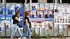 Des passantes devant des affiches de campagne électorale en Bulgarie, jeudi 29 septembre 2022. 