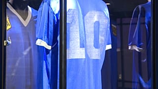 La camiseta que el fallecido jugador de fútbol, Diego Maradona, llevaba cuando marcó el gol de "la mano de Dios"