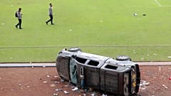 Coches de la policía destrozados en el estadio de Kanjuruhan 