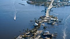 Un pont reliant Fort Myers à Pine Island sous les eaux après le passage de l'ouragan Ian, photo du 1er octobre 2022.