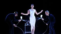 Bella Hadid lässt sich ein Kleid aufsprühen.