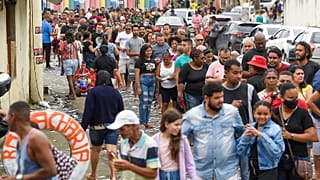Brasileños esperan para votar este domingo en la favela Maré en Río de Janeiro (Brasil).