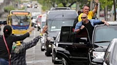 Amtsinhaber Jair Bolsonaro nach der Stimmabgabe in Rio de Janeiro