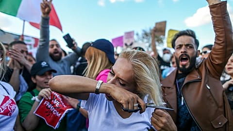 Protest von Frauen in Istanbul - aus Solidarität mit Frauen in Iran