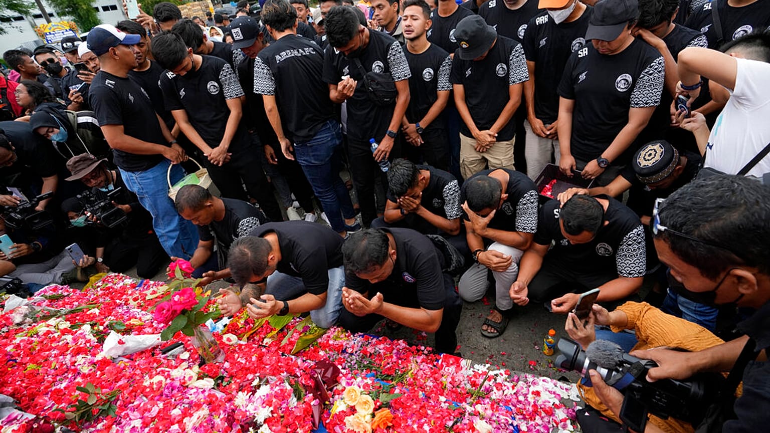 Συγγενείς και φίλοι των θυμάτων της τραγωδίας