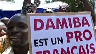 Des manifestants devant l'ambassade de France