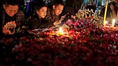 Menschen trauern vor dem Kanjuruhan-Stadion in Malang