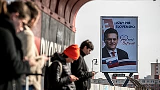 Buszmegálló Pozsonyban 2019. március 29-én, a szlovák elnökválasztás második fordulója előtti napon. - KÉPÜNK CSUPÁN ILLUSZTRÁCIÓ!