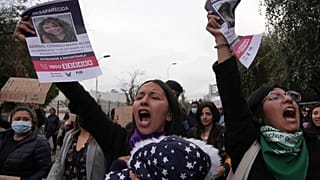 Varios manifestantes portaban un cartel con la fotografía de María Belén Bernal, esposa del teniente Germán Cáceres, contra quien se ha activado la alerta roja de búsqueda.