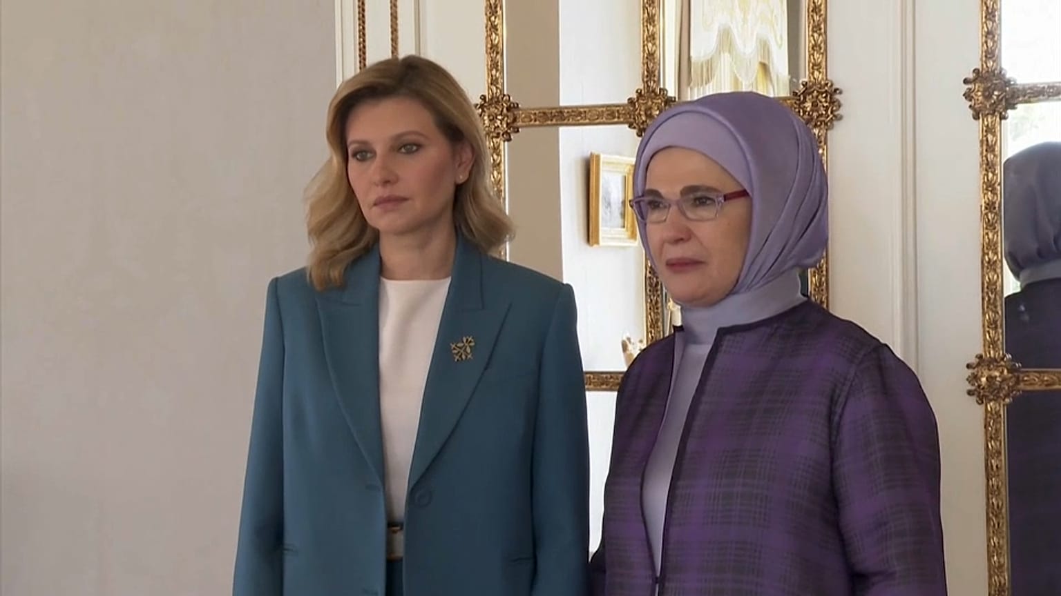 السيدة الأولى التركية أمينة أردوغان تستقبل نظيرتها الأوكرانية أولينا زيلينسكا في اسطنبول.