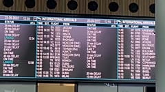 Ankunftstafel am Flughafen