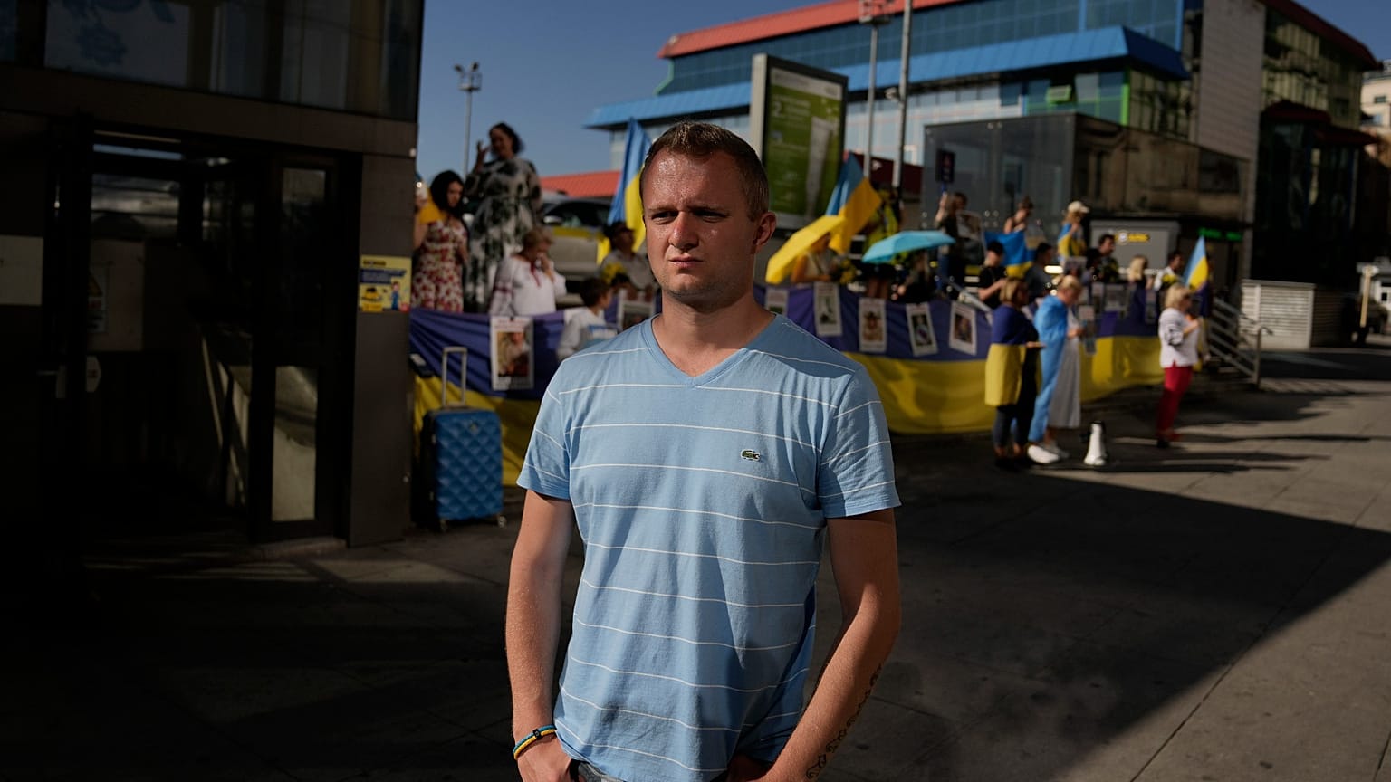 L'ancien directeur commercial russe et militant anti-guerre Maxim Bocharov se tient à côté d'une manifestation anti-guerre près du consulat russe à Istanbul - 30.09.2022