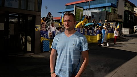 L'ancien directeur commercial russe et militant anti-guerre Maxim Bocharov se tient à côté d'une manifestation anti-guerre près du consulat russe à Istanbul - 30.09.2022
