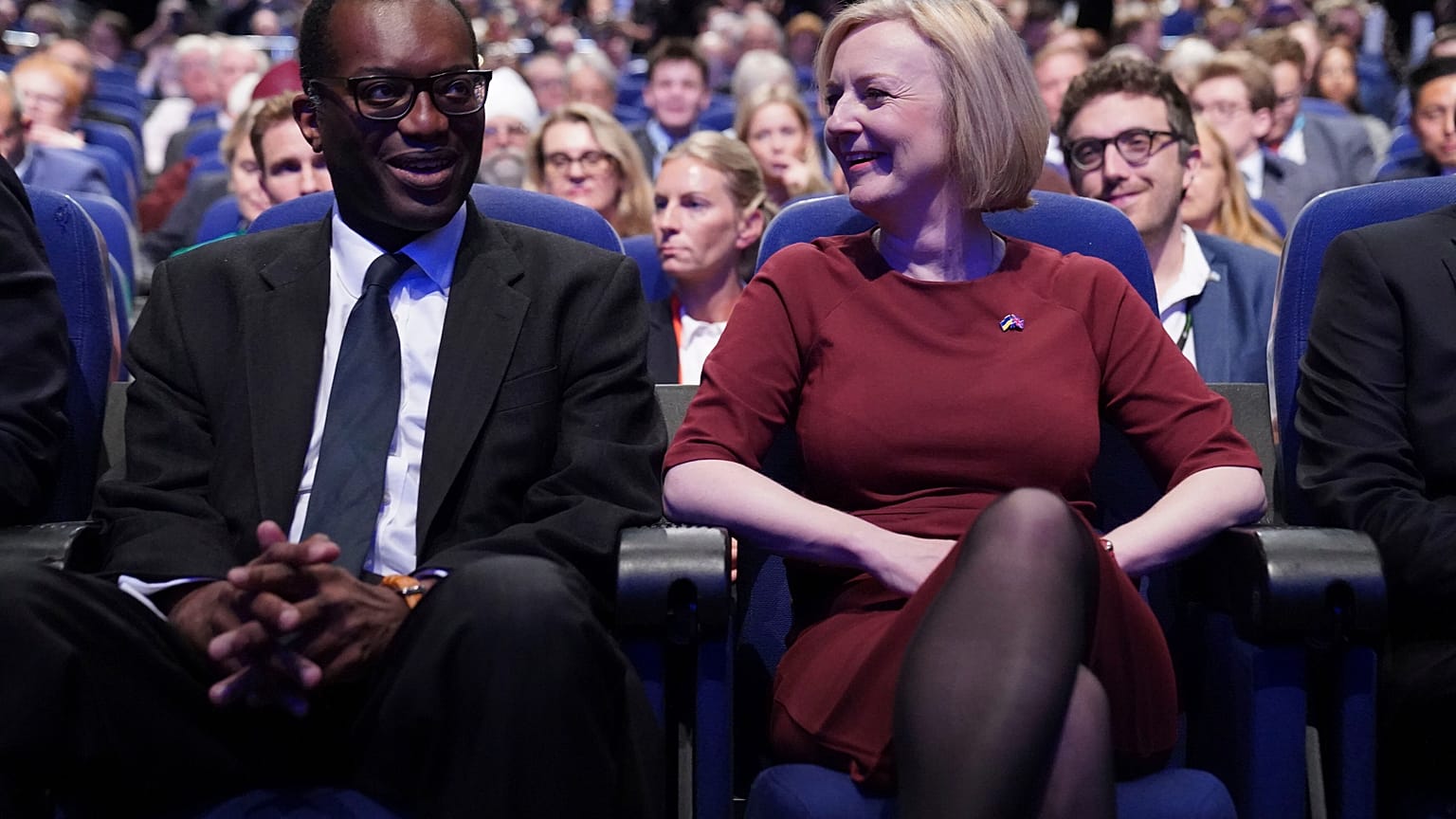 El Ministro de Economía, Kwasi Kwarteng y la primera ministra Liz Truss, durante la conferencia anual del Partido Conservador en Birmingham, el 2 de octubre de 2022. 